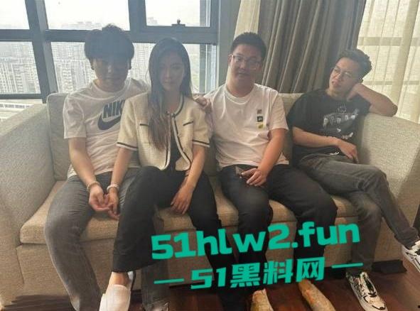 网传某大学美女骚货老师答应自己的学生考试完给个惊喜,竟然是老师与学生4P大战这样的老师谁会不爱呢。-6