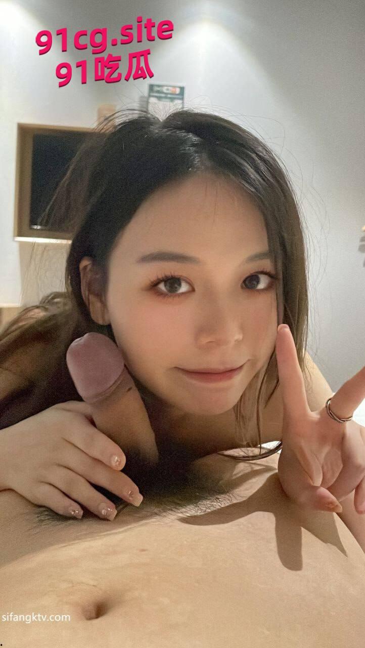 来自大连的超极品美少女 清纯可爱的外表没想到私底下是一只骚母狗 和男友做爱-1