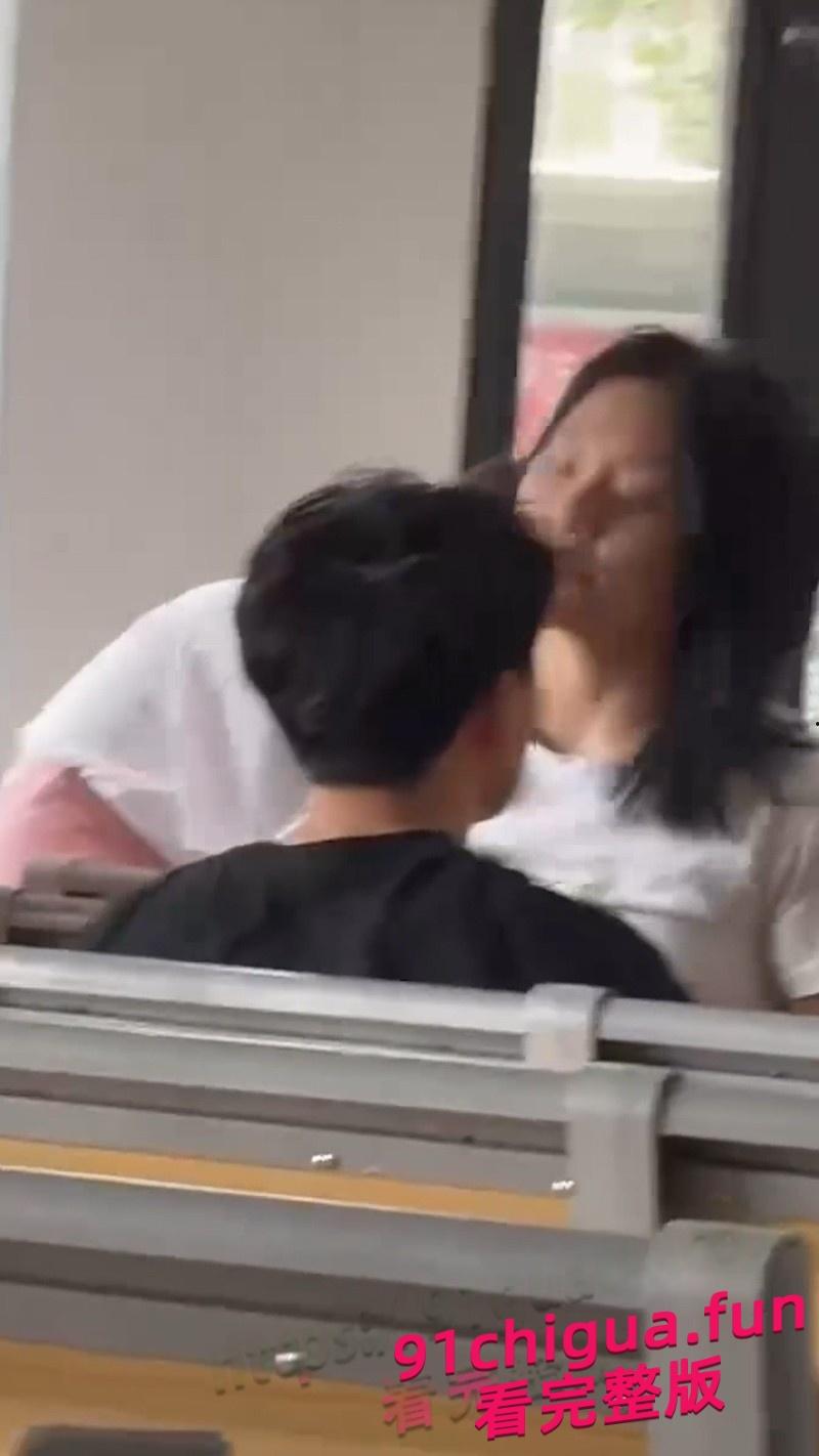 郑州文理学院情侣在教室举止亲密 场面疯狂引发热议！-3