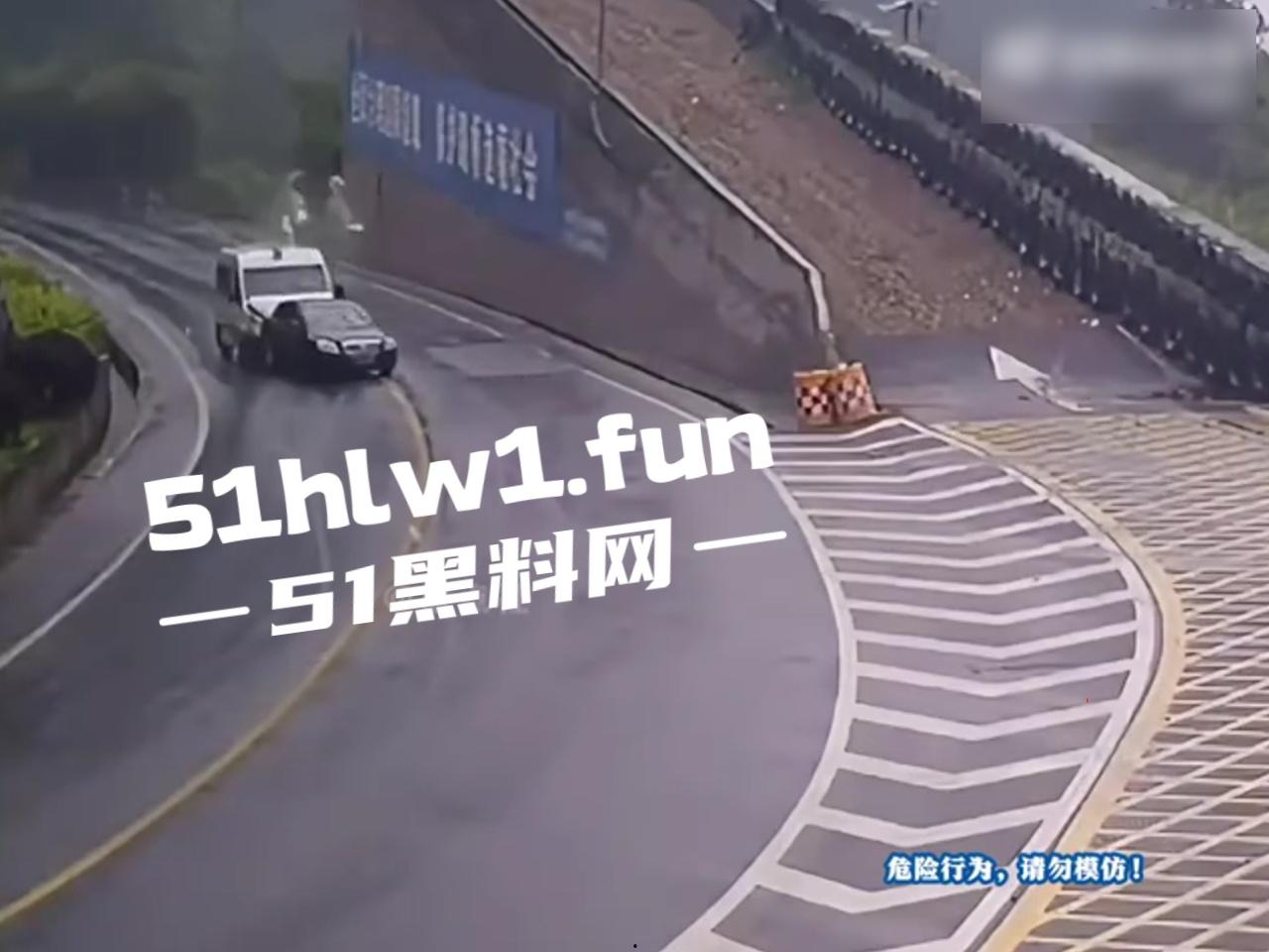 盘点今年奇葩车祸,监控下的搞笑瞬间,虽然明知是车祸,但还是不道德的笑了,有卧龙的地方必有凤雏啊!-3