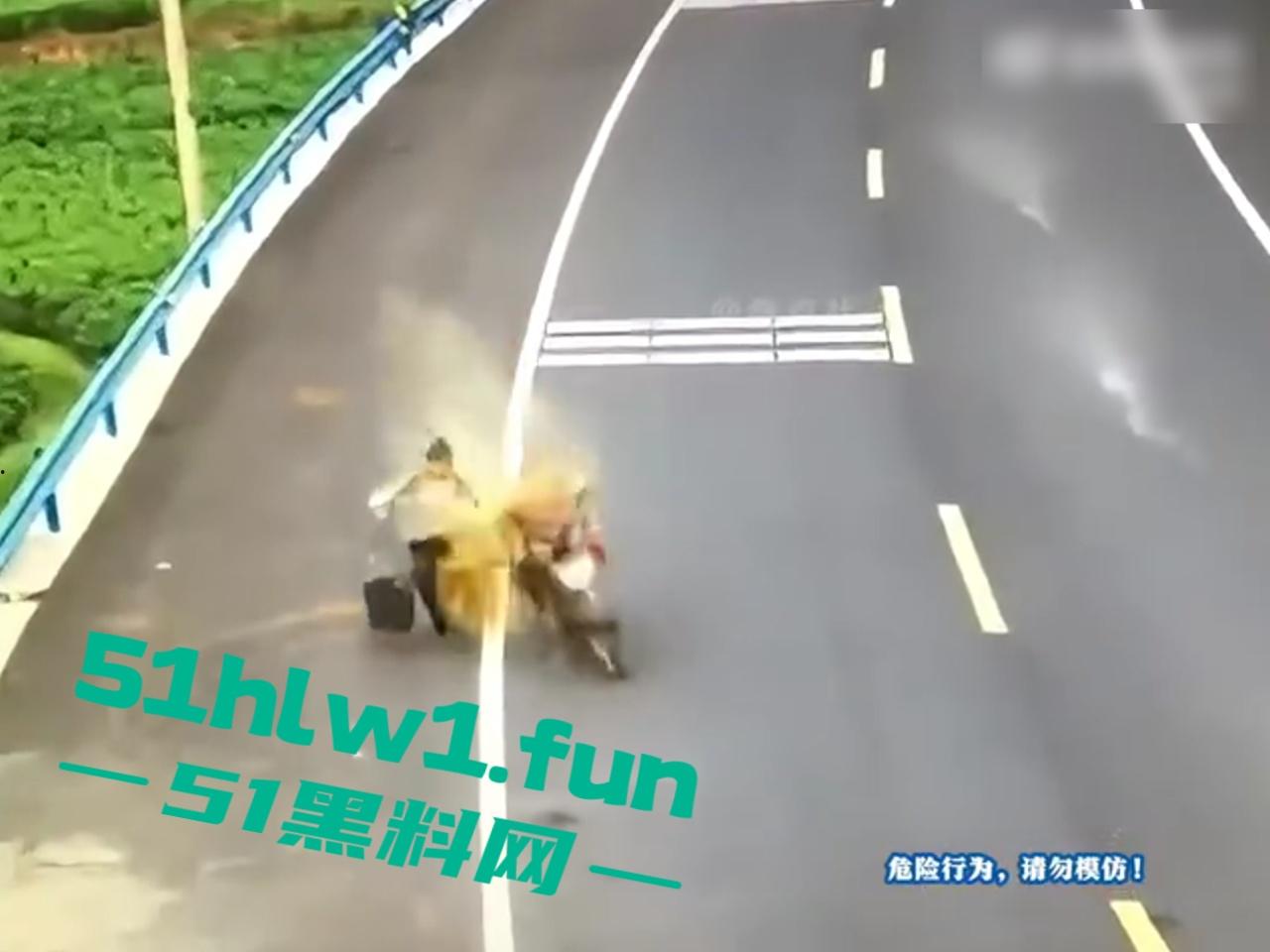 盘点今年奇葩车祸,监控下的搞笑瞬间,虽然明知是车祸,但还是不道德的笑了,有卧龙的地方必有凤雏啊!-4