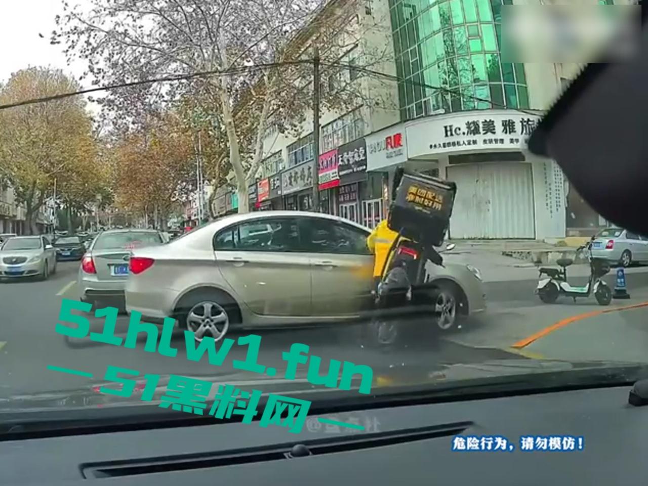 盘点今年奇葩车祸,监控下的搞笑瞬间,虽然明知是车祸,但还是不道德的笑了,有卧龙的地方必有凤雏啊!-6