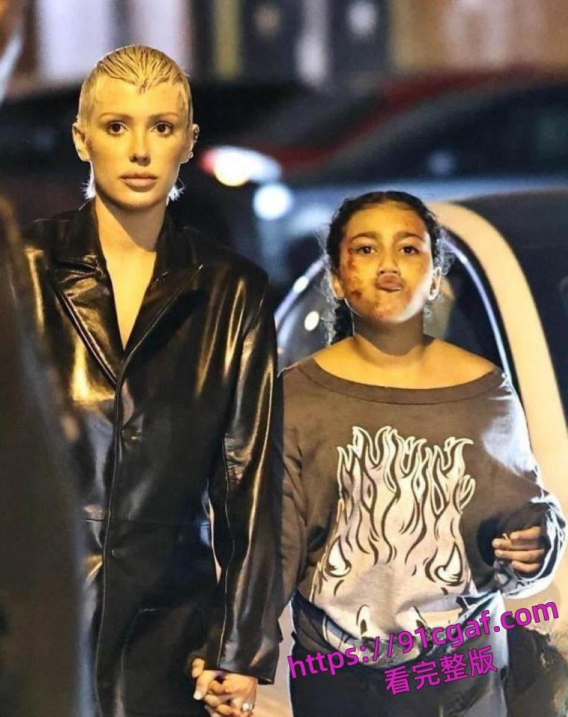 侃爷生日宴带12岁女儿参加人体宴盛会 将女儿献给吹牛老爹场面极度淫乱!-4