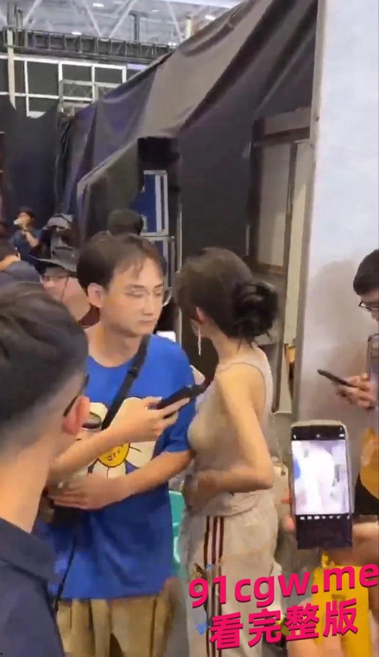 百万粉丝车模第一人BB酱 出席活动被眼镜小哥肘击奶子 #车模#顶流女神#火辣身材-7