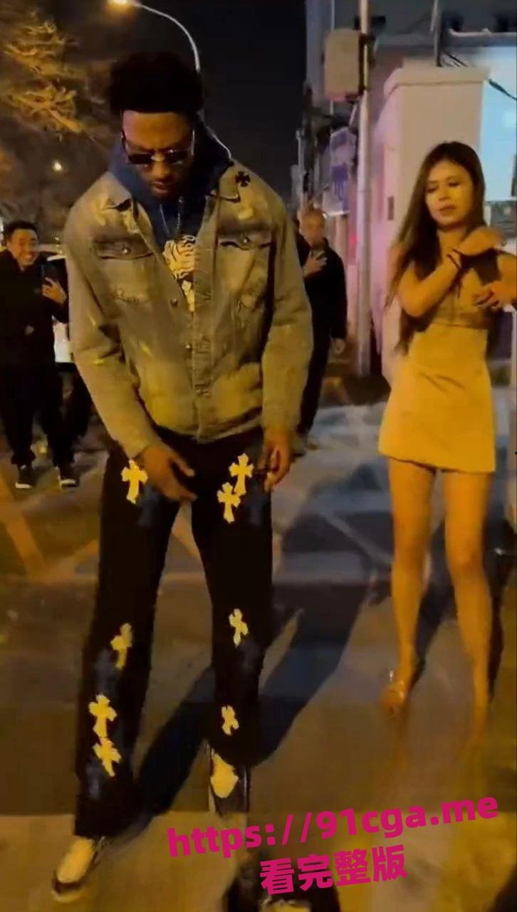 三里屯和黑人约会的集美遭曝光 街拍模特实为外围女 媚黑骚鸡身份揭秘!-6