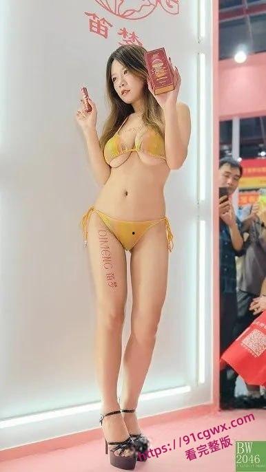 广州成人展美女云集福利姬当众舔奶,美女云集火辣开场-1