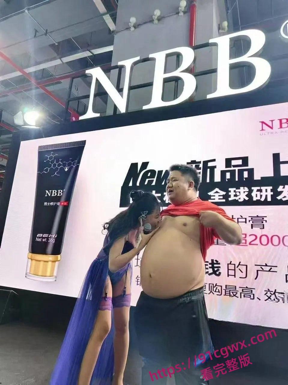 广州成人展美女云集福利姬当众舔奶,美女云集火辣开场-5