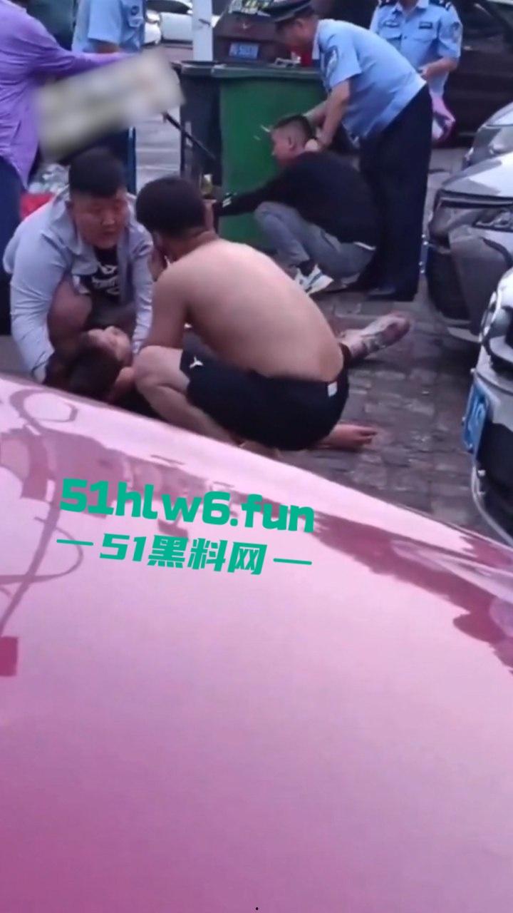 天津砍杀现场,已婚女劈腿偷吃小鲜肉被老公发现,原配愤怒带刀将鲜肉男当街砍杀。-1