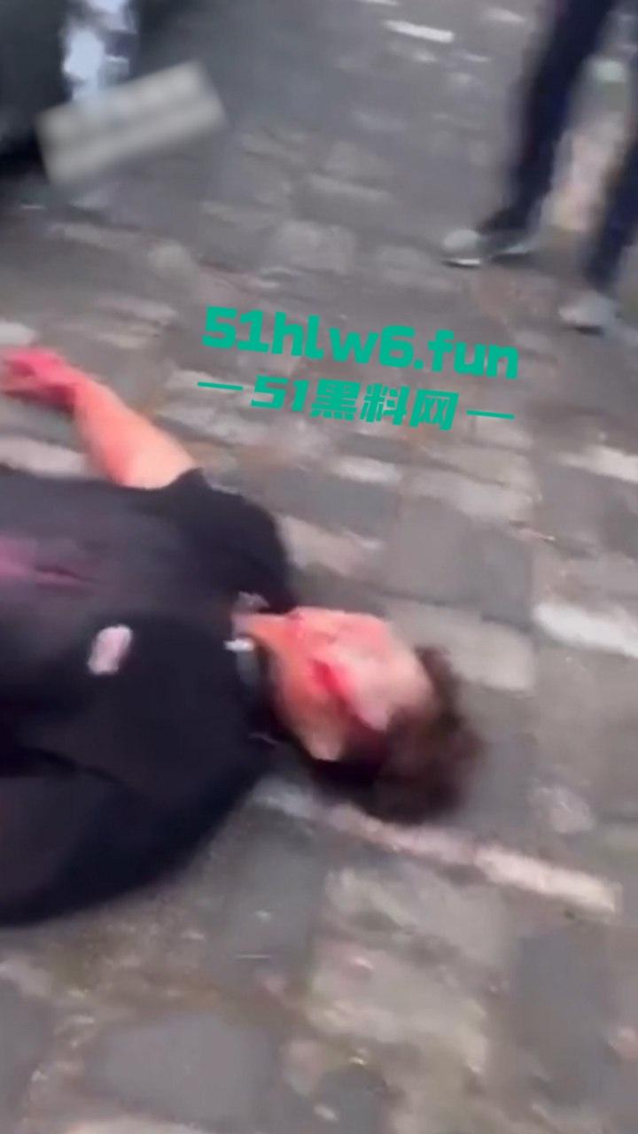 天津砍杀现场,已婚女劈腿偷吃小鲜肉被老公发现,原配愤怒带刀将鲜肉男当街砍杀。-6