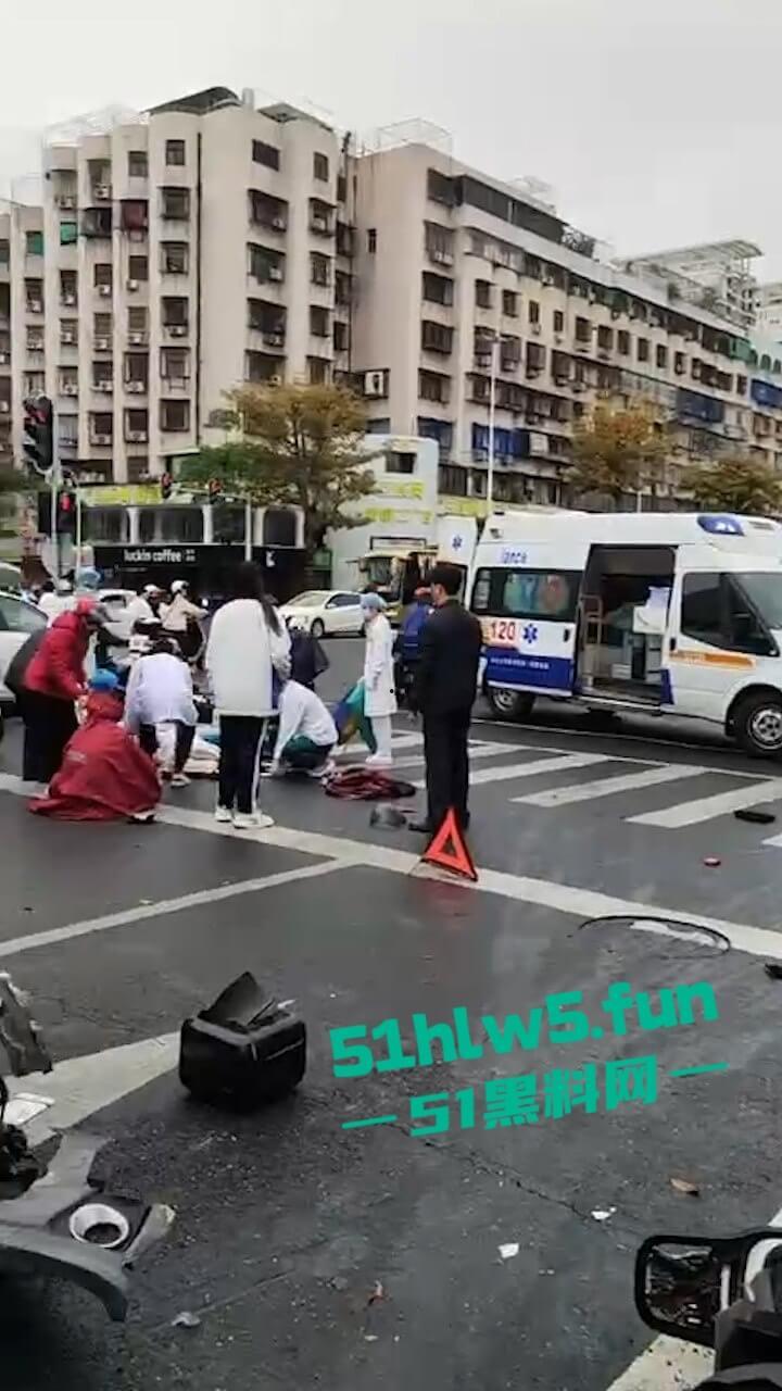 汕头金沙公园雨天路滑致小车失控撞飞数人,现场血腥场面惨不忍睹,永远不知道明天和意外谁先到来。-7