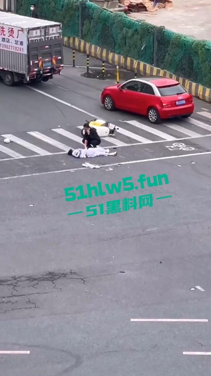 汕头金沙公园雨天路滑致小车失控撞飞数人,现场血腥场面惨不忍睹,永远不知道明天和意外谁先到来。-10