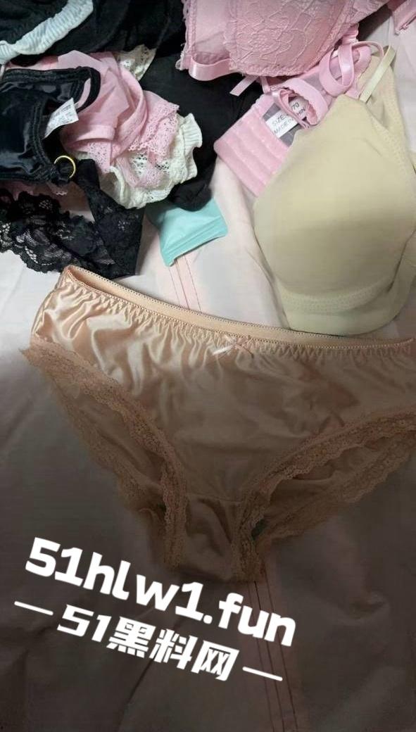 独家曝光!湖北19岁母狗【邵丽燏】库底咖啡营业员,在寝室给主人拍自慰视频做任务小处女被调教成骚母狗!-1