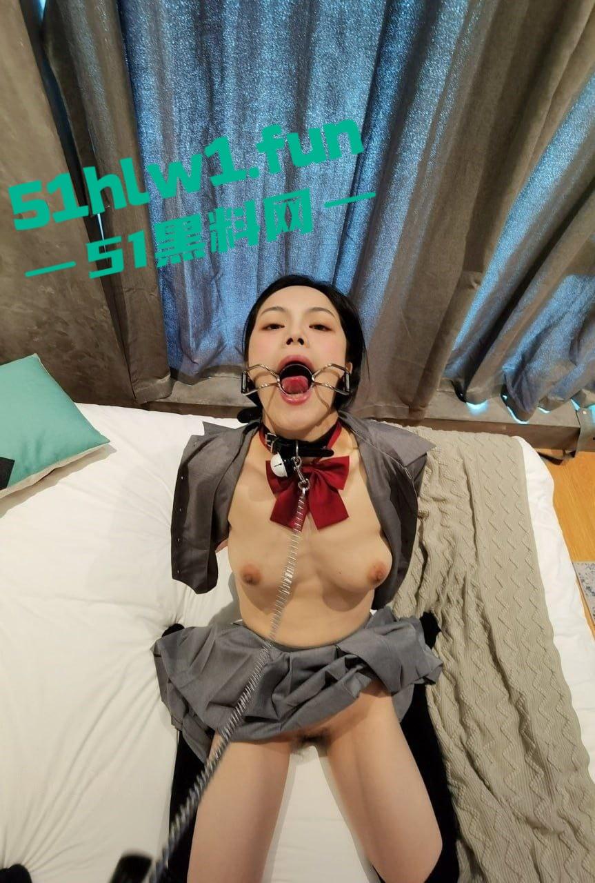 西安人妻【赵雪莹】玩反差,颜值骚妻被调教成乖母狗,狗链嘴套配扩嘴器玩到顶,母狗模式开到底!-11