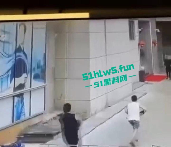 柬埔寨金边机场【AK枪击案】曝光,先手枪威胁再掏出AK扫射,持枪中国籍男子已经被逮捕。-6