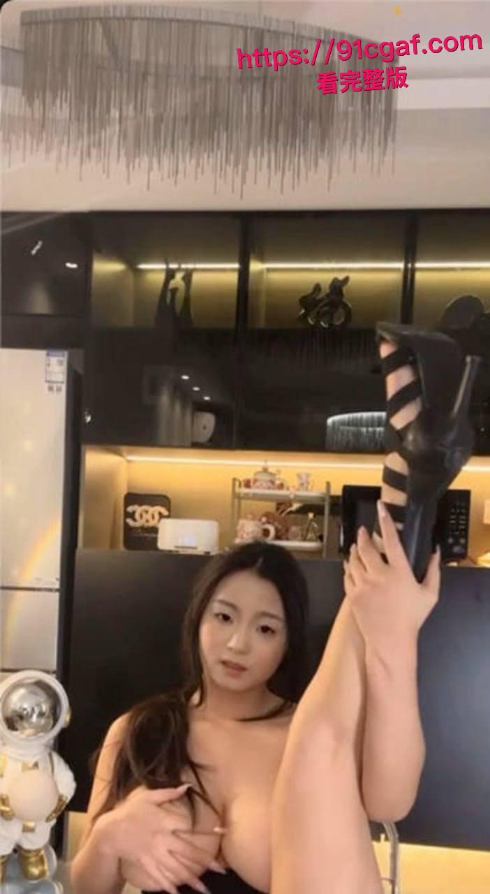 抖音天然巨乳网红小熊软糖被爆是福利姬温可儿,土豪一对一录屏流出!-5