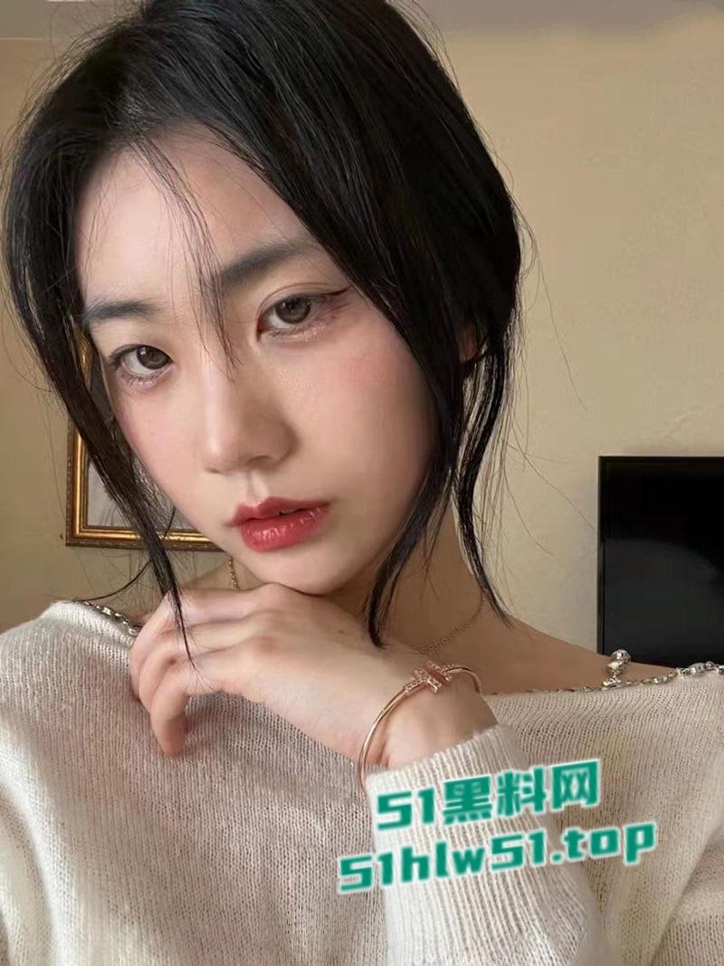 刚踏入社会的极品反差健身学生妹,骚母狗身材超赞,口交自慰勾引金主,粉嫩小穴诱人至极!-1