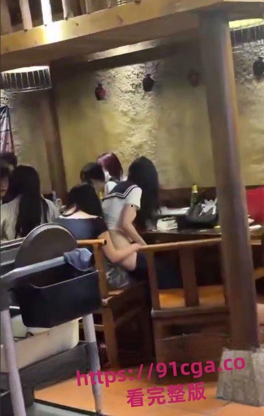 一个穿水手服女生在餐厅脱裙坐腿 醉态白花花的翘臀屁股暴露-1