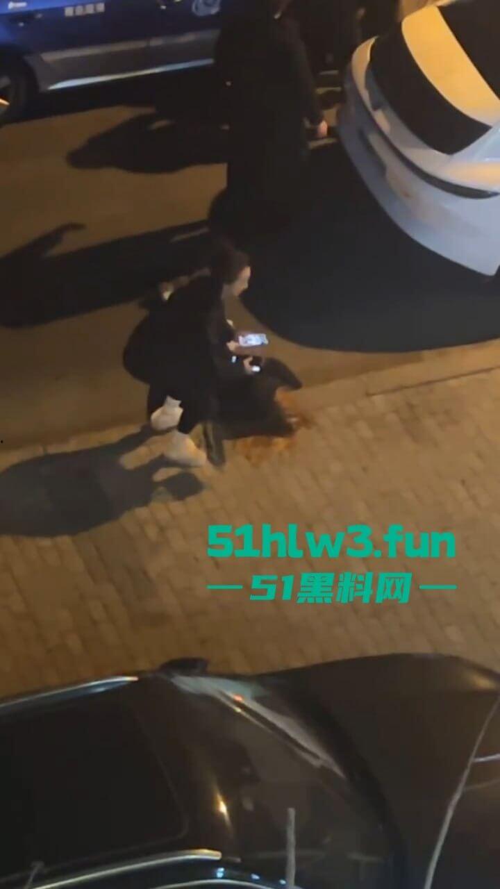 青岛嚣张小太妹醉酒打车辱骂司机被对方一拳KO,当场歇菜,实拍视频曝光!-2