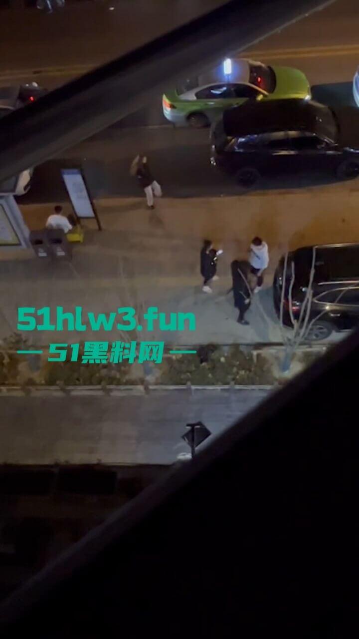 青岛嚣张小太妹醉酒打车辱骂司机被对方一拳KO,当场歇菜,实拍视频曝光!-3