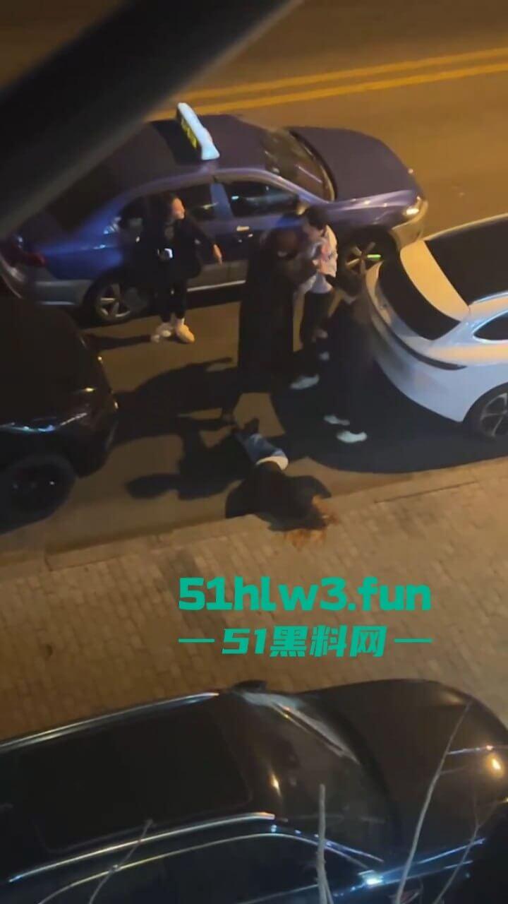 青岛嚣张小太妹醉酒打车辱骂司机被对方一拳KO,当场歇菜,实拍视频曝光!-4