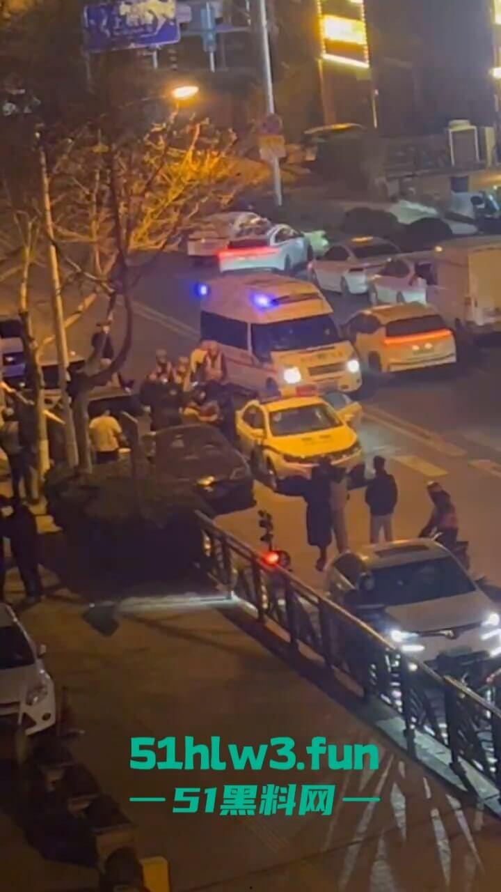 青岛嚣张小太妹醉酒打车辱骂司机被对方一拳KO,当场歇菜,实拍视频曝光!-7