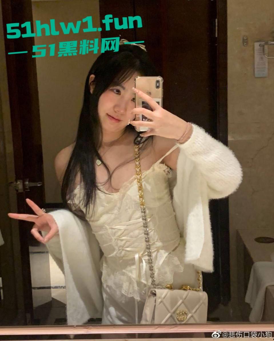 微博福利姬【悲伤口袋小狗】上线,高颜值健身婊露脸自慰爆第二弹,足控极品舔鸡巴,道具玩出潮吹!-8