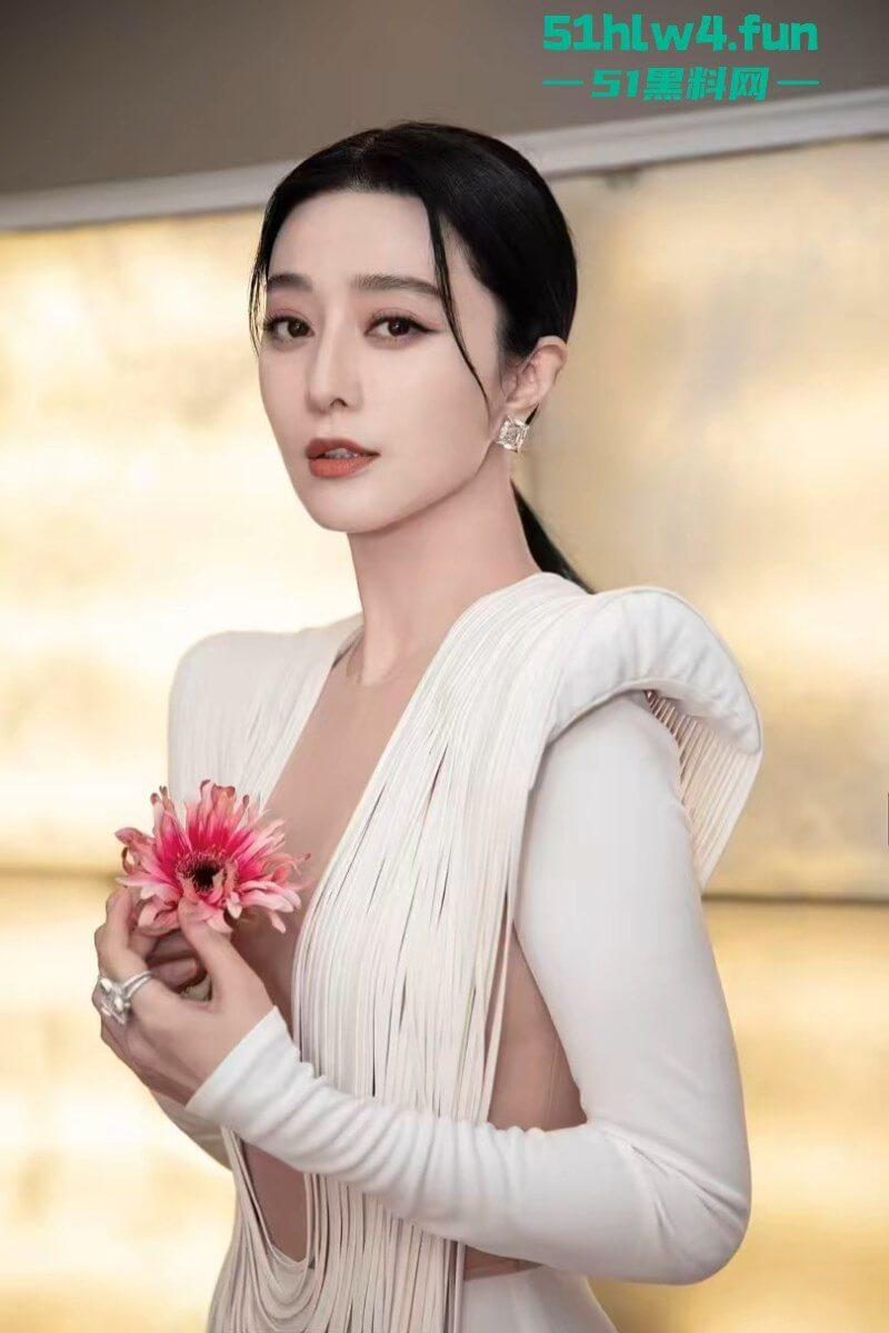 范冰冰复出柏林影展,范冰冰喷血造型超性感流苏设计的若隐若现失手露乳贴,看来巨星没落也只能靠肉体吸睛。-13