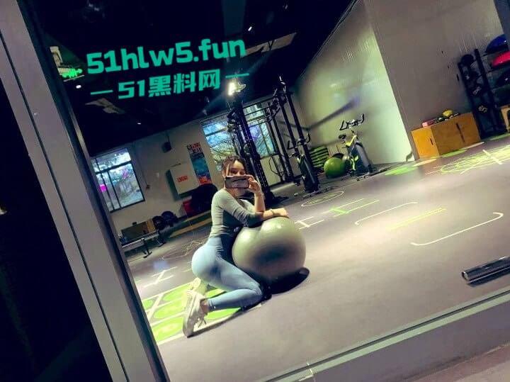 母子乱伦系列,儿子以不参加考试威胁亲妈给自己口交,骚妈性欲上头骑乘儿子肉棒被大力内射!-4