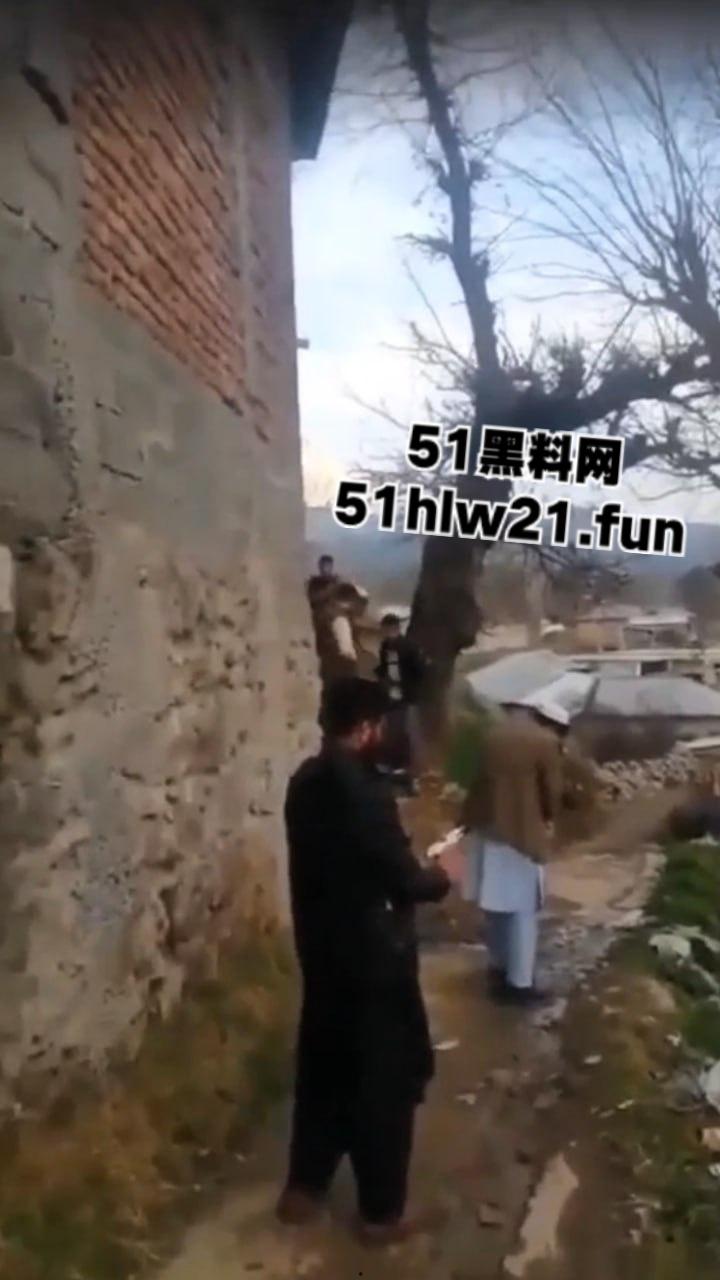 巴基斯坦爆头事件,村民体验刚到的手枪结果遭猪队友走火爆头,男子当场去世。-5