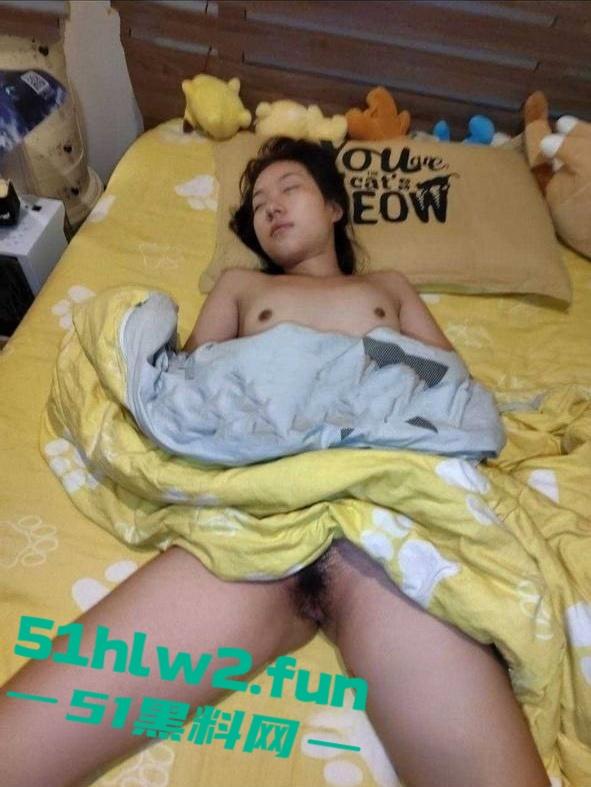 女室友被合租男士迷奸后续意外发展成为了炮友,一场刺激后演变成自己鸡巴套子!-1