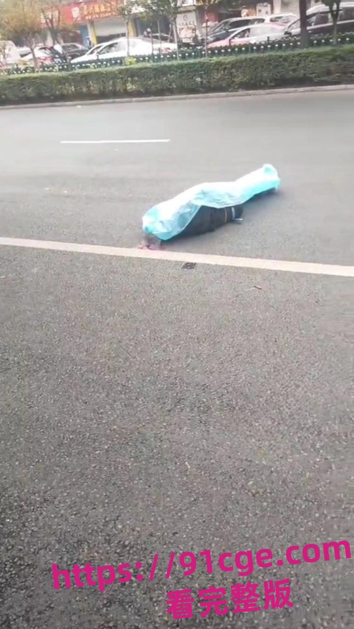 今日快讯!乐山市区法院外 赛摩女骑手快撞飞老人 当场嘎掉!-2