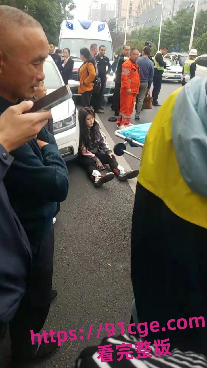 今日快讯!乐山市区法院外 赛摩女骑手快撞飞老人 当场嘎掉!-3