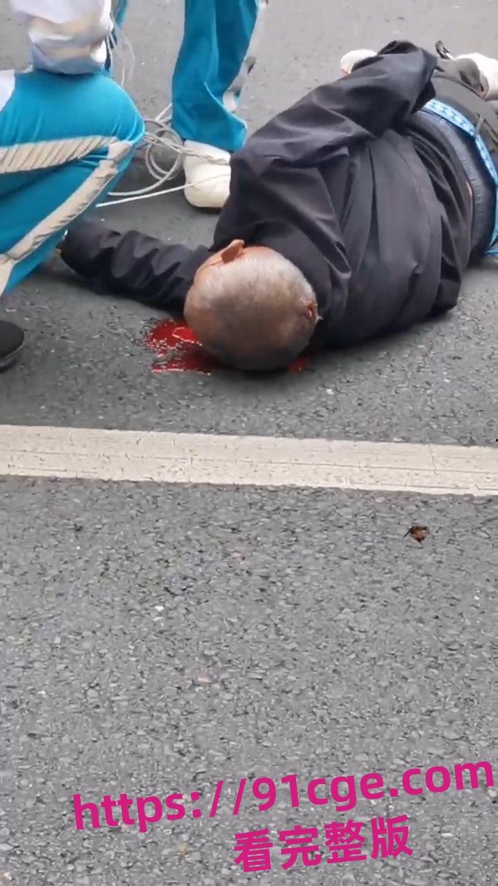 今日快讯!乐山市区法院外 赛摩女骑手快撞飞老人 当场嘎掉!-4