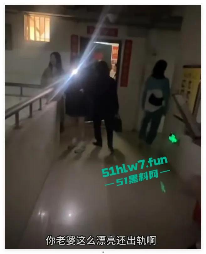 畜生啊！湖南文理学院一副教授出轨女学生大量学生现场喊话！老婆这么漂亮还出轨。-14