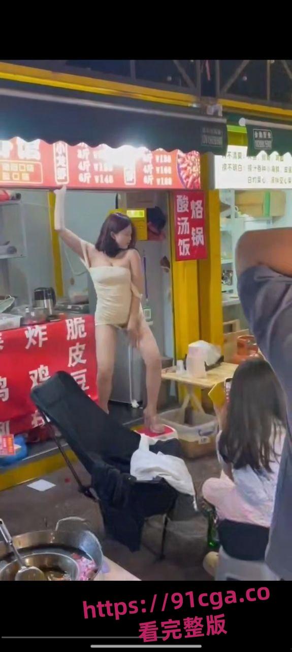 惊爆饭店与KTV的内卷大战火热上演,凸点舞娘扭臀跳擦边舞吸客-1