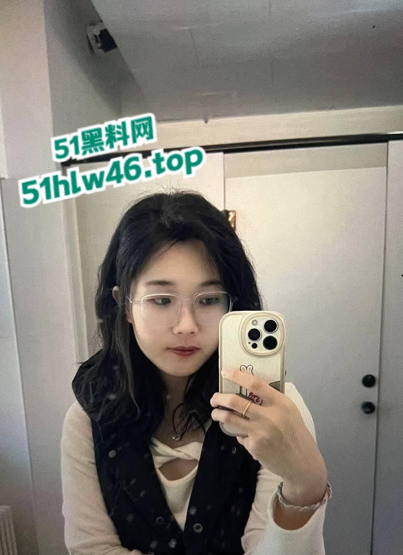 陕西渭南师范学院【陈小雨】背着男友出轨还惨遭炮友曝光,现在是全校出了名的肉便器!-1