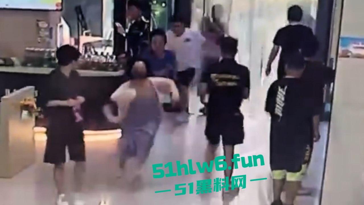 天津T0小仙女,在食堂听男生说猫拉屎很臭,竟然将烤鸭饭直接扣到男生头上。-8