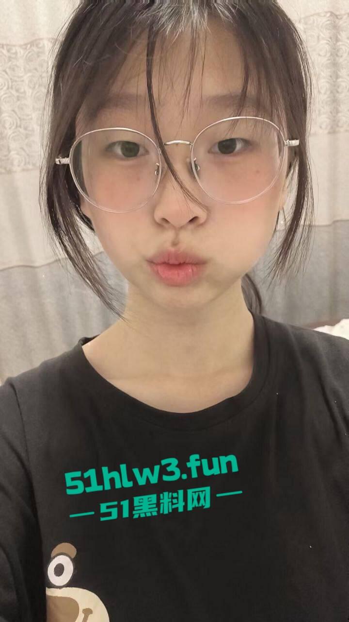 极品眼镜小母狗【季翰文】超反差的性感骚货颜值清纯甜美，内在母狗一只高潮脸居家自慰视频流出。-8