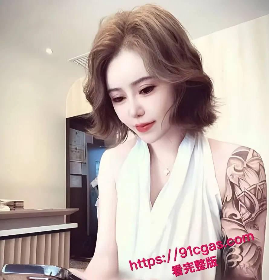 抖音网红下海遭偷拍!花臂纹身小姐姐尺度爆表,舌吻后入太劲爆-1