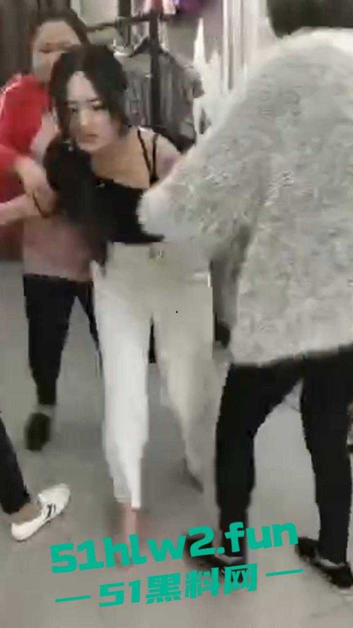 河南服装店长当小三,被原配带姐妹围堵当众扒光衣服,拿出剪刀剪头发颜值身材相当奈斯啊。-6