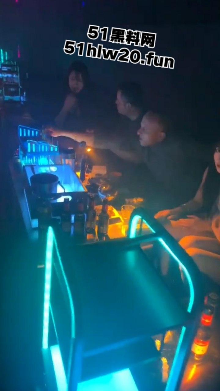 酒吧与国际接轨俄罗斯美女坐镇嗨飞,打卡上头自灌10杯半夜的酒吧门口能不能捡到她…-3