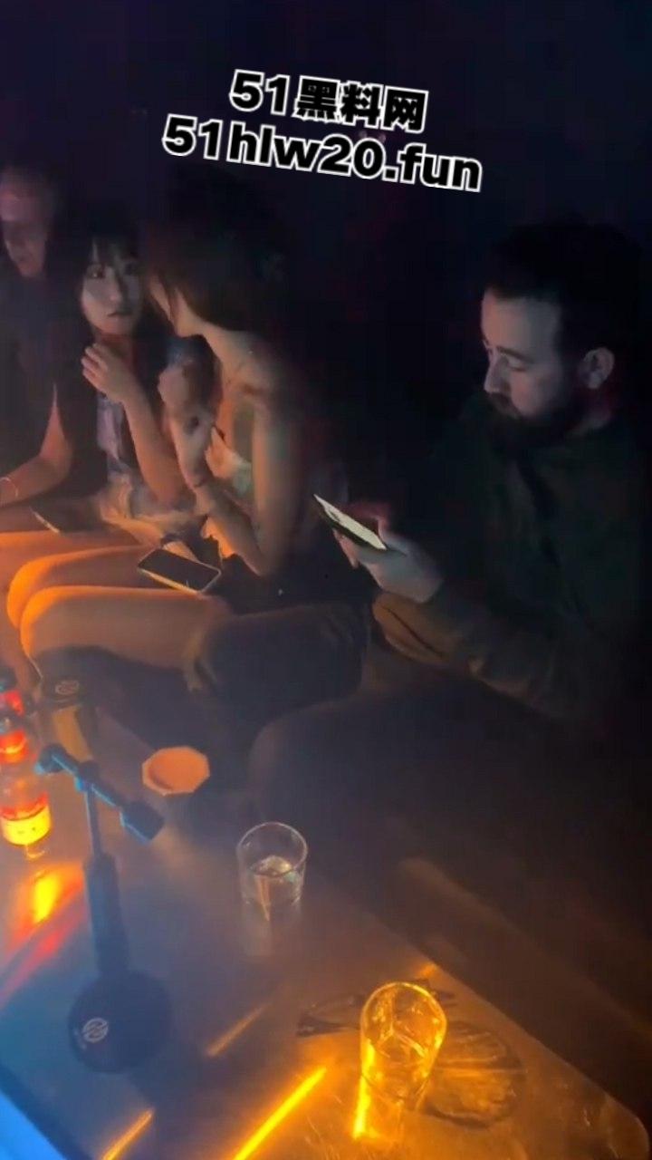 酒吧与国际接轨俄罗斯美女坐镇嗨飞,打卡上头自灌10杯半夜的酒吧门口能不能捡到她…-4