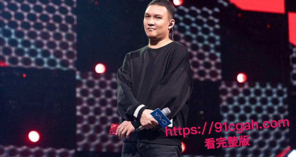 中国有嘻哈总导演 车澈 与李嘉格离异后与 乃万 曝出黑料 当街小便搂搂抱抱 酒店开房视频曝光!-1