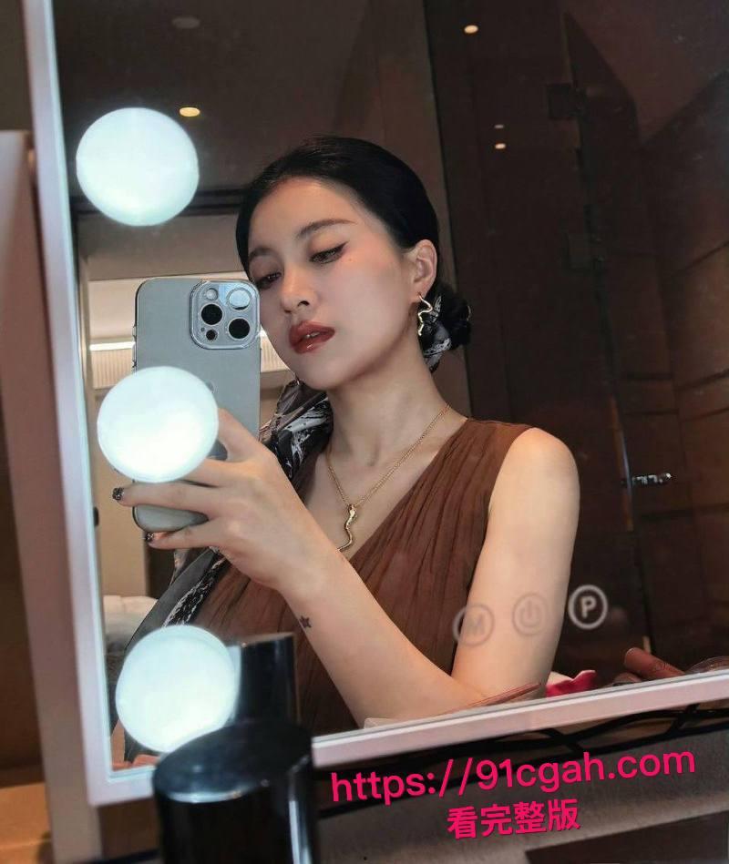 中国有嘻哈总导演 车澈 与李嘉格离异后与 乃万 曝出黑料 当街小便搂搂抱抱 酒店开房视频曝光!-4