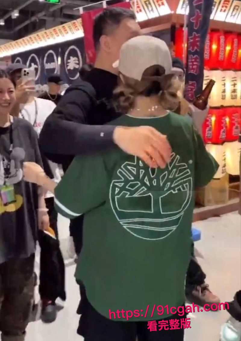 中国有嘻哈总导演 车澈 与李嘉格离异后与 乃万 曝出黑料 当街小便搂搂抱抱 酒店开房视频曝光!-14