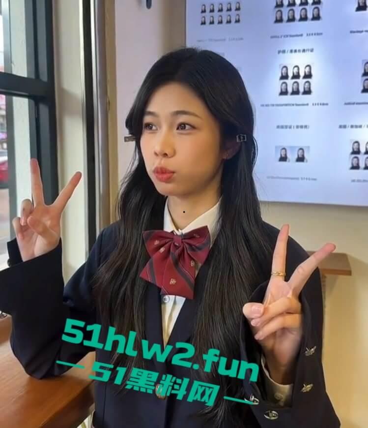 独家曝光!抖音北京长腿御姐骚鸡【Yyezi】大学辍学投靠金爸,调成母狗炮架玩弄爆插粉穴喷白浆!-3