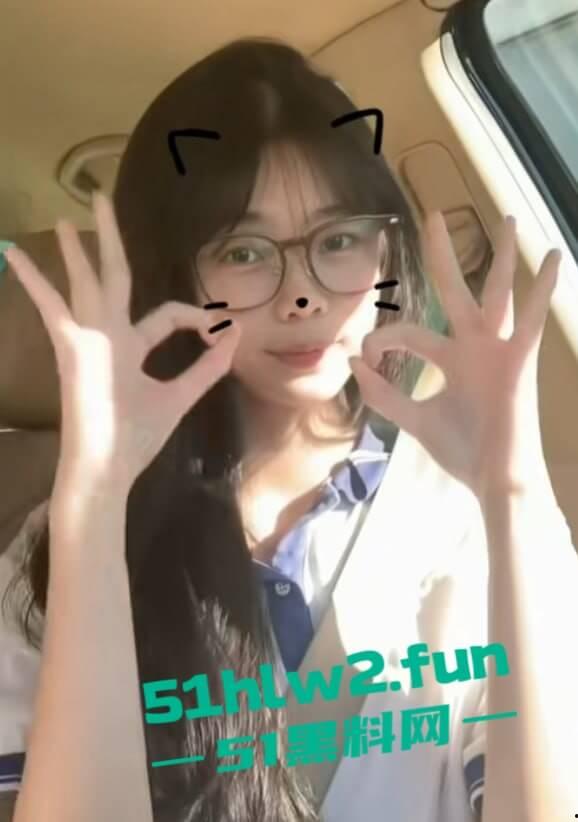 独家曝光!抖音北京长腿御姐骚鸡【Yyezi】大学辍学投靠金爸,调成母狗炮架玩弄爆插粉穴喷白浆!-6