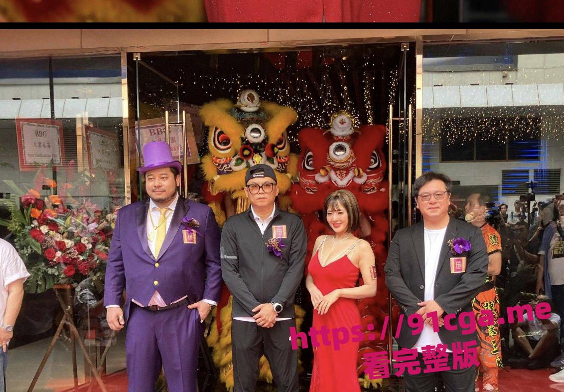 无数宅男的性启蒙老师苍井空 现身香港尖沙咀被众人围观 为夜总会站台!-4