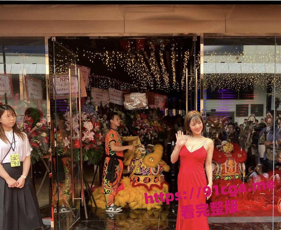 无数宅男的性启蒙老师苍井空 现身香港尖沙咀被众人围观 为夜总会站台!-5