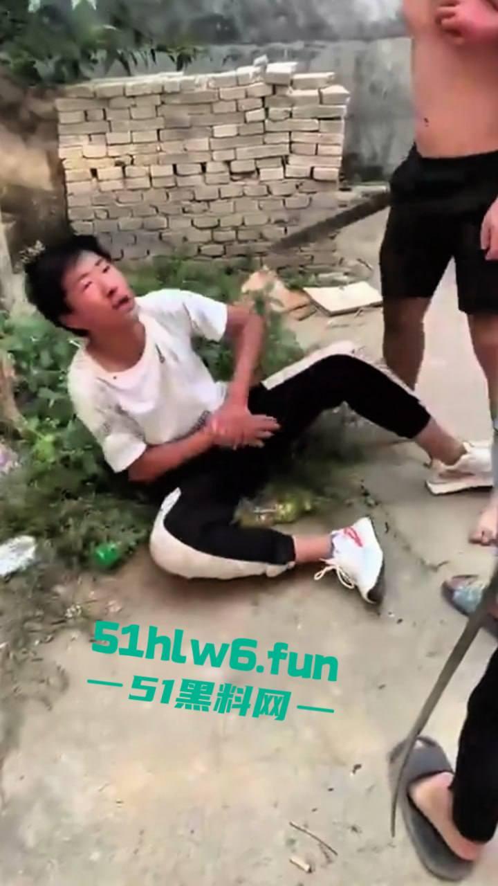 河南南阳暴力事件,精神小伙虐待殴打学生拍下视频炫耀,人神共愤必须重判啊。-2